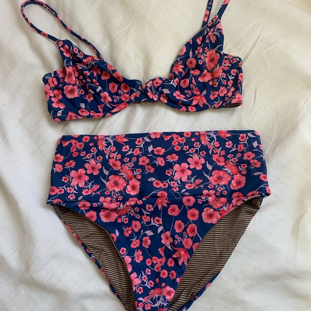Acacia set in poppy